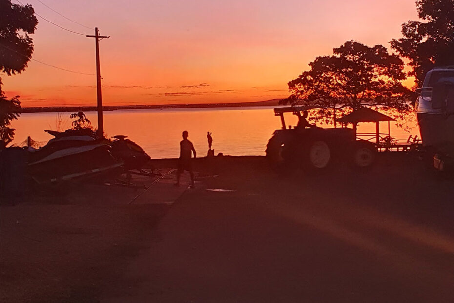 Pôr-do-sol no Lago de Palmas visto da Palmas Marinas