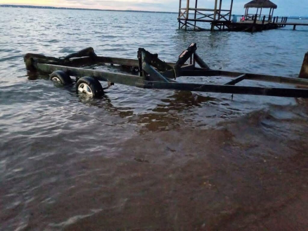 Carreta náutica aguardando o barco subir na Palmas Marinas